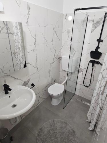 Ένα μπάνιο στο Apartments Aurora