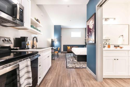 cocina con cama y sala de estar en Elegant Downtown Escape with Luxe Vibes, en Macon