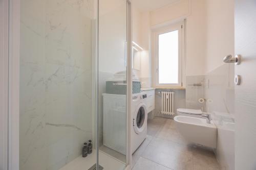 a bathroom with a washing machine and a toilet at Romeo e Giulietta Suite in Verona