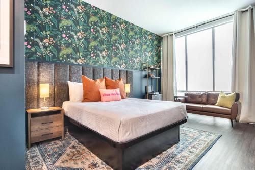En eller flere senge i et værelse på Bold Downtown Stay Inspired by Cher
