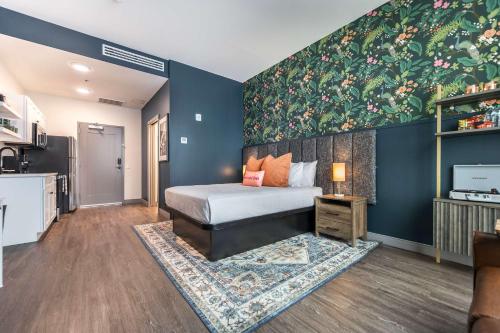 Køkken eller tekøkken på Bold Downtown Stay Inspired by Cher