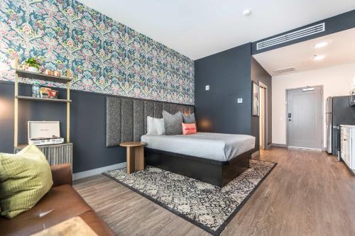 Un dormitorio con una cama en una habitación con paredes azules en Light-Filled Stay with Etta James Flair, en Macon