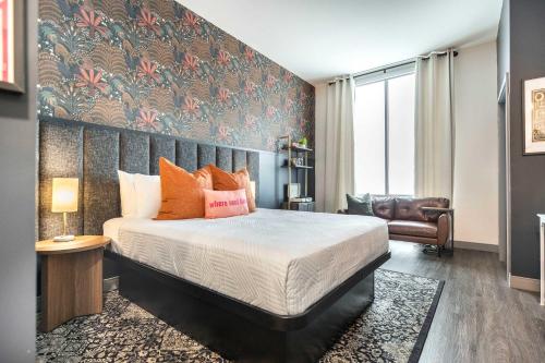 En eller flere senge i et værelse på Otis-Inspired Hideaway in the Heart of Macon