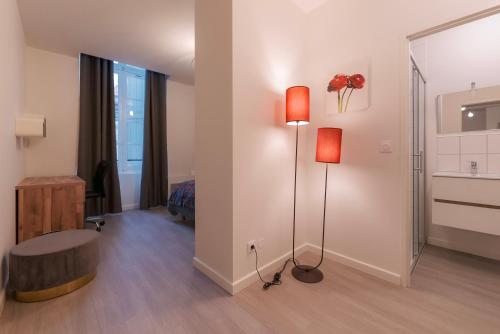 un salon avec une lampe de chevet et une table dans l'établissement La PARERIE, à Carcassonne