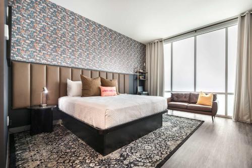 1 dormitorio con cama extragrande y sofá en Widespread Panic Vibes and Comfort Stay, en Macon