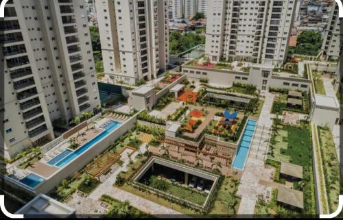 グアルーリョスにあるHigh standard APT next to Gru MAIA for 5 peopleの高層ビルが立ち並ぶ都市の航空写真