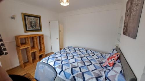 a bedroom with a bed in the corner of a room at Guest house in Dagenham East by Fenia in Dagenham