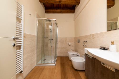 a bathroom with a shower and a sink and a toilet at Suite Deluxe in Palazzo Storico - Centro Sassari - Appartamento Calvi in Sassari
