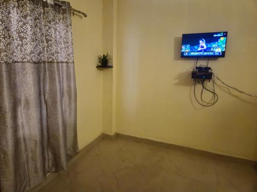 TV a/nebo společenská místnost v ubytování Reeha'r Aashray - 'A 1BHK personal home'