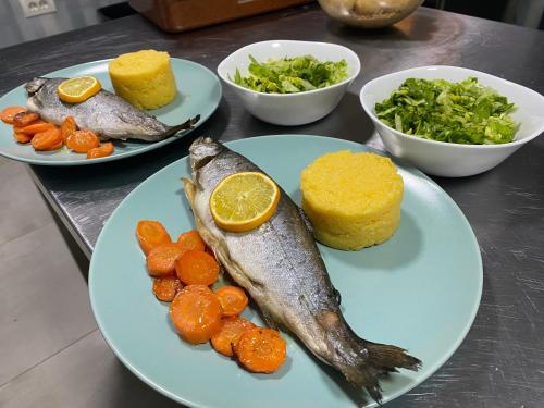 Makanan di atau berdekatan rumah tamu ini