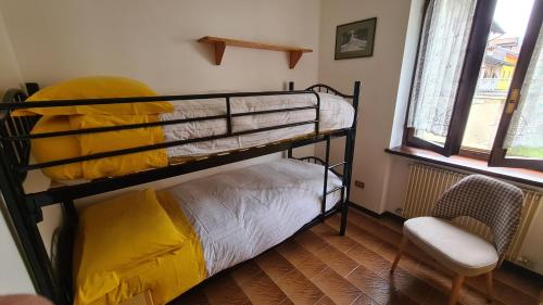 a bedroom with two bunk beds in a room at Bioledro - Casa Lena in Mezzolago