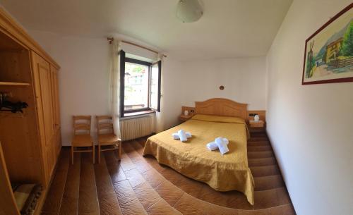 a bedroom with a bed with two towels on it at Bioledro - Casa Lena in Mezzolago