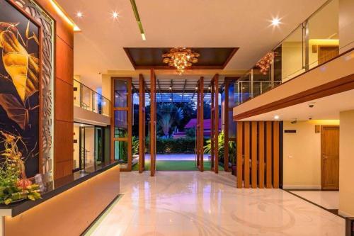 un corridoio vuoto di una casa con un lampadario di At the tree by fatimah R315 a Rawai Beach