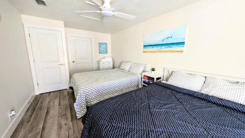 克利尔沃特Sunny Shores Retreat 6的带两张床和吊扇的卧室