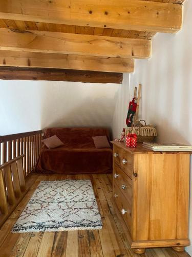 - une chambre avec un lit et une commode dans l'établissement Chalet cosy à la montagne, à Ancelle