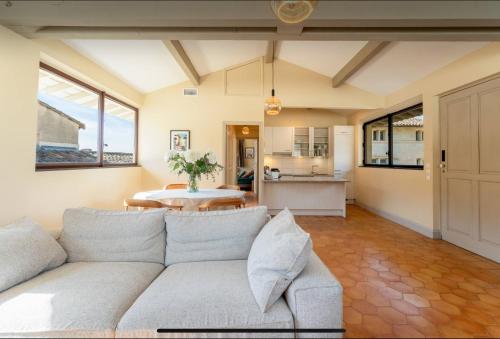 un salon avec un canapé et une table dans l'établissement Au pied du palais clim parking, à Avignon