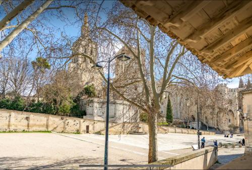 Au pied du palais clim parking