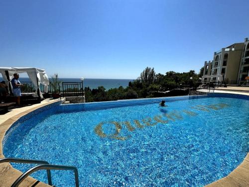 Swimmingpoolen hos eller tæt på Queen's Lounge