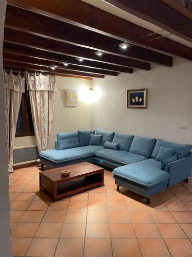 un salon avec un canapé bleu et une table basse dans l'établissement Le Meublé de marine, à Port-Saint-Louis-du-Rhône