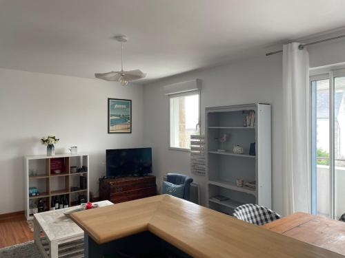 TV a/nebo společenská místnost v ubytování Sea view apartment, Center Audierne