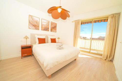 une chambre avec un lit et une grande fenêtre dans l'établissement Monaco - Charm and comfort 4-6 people with parking, à Beausoleil