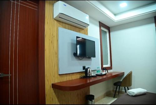 Hotel Baba Vishwanath Palaceにあるテレビまたはエンターテインメントセンター