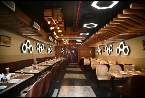 Hotel Baba Vishwanath Palaceにあるレストランまたは飲食店