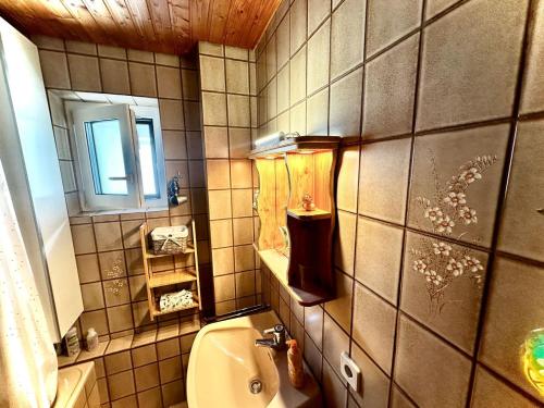 ヘルマゴルにあるAlpenblick Apartmentの洗面台、トイレ、鏡のあるバスルーム