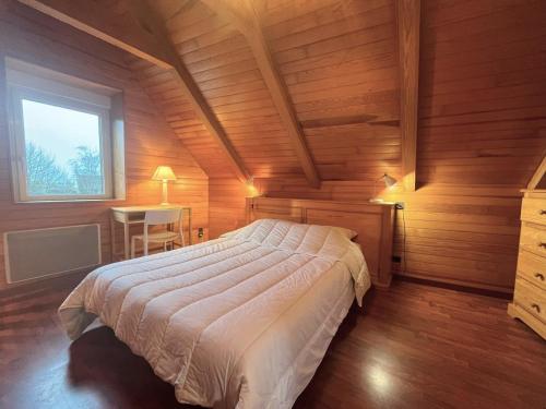 une chambre avec un lit dans une pièce en bois dans l'établissement Maison bretonne 2 personnes centre ville St Pol de Léon, à Saint-Pol-de-Léon