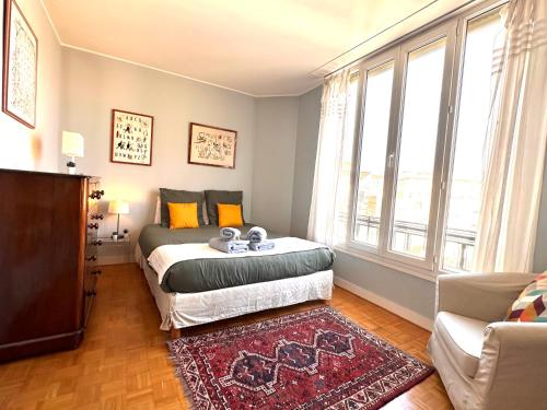 une chambre avec deux lits et une grande fenêtre dans l'établissement Pleasant central apartment with balcony, à Nice