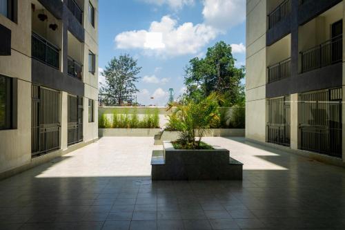 einen Innenhof zwischen zwei Gebäuden mit einer Topfpflanze in der Unterkunft GRE homes Studio apartment in Ruaka