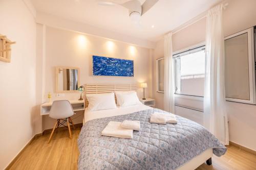une chambre avec un lit, un bureau et une fenêtre dans l'établissement Finestra Sul Mare Corfu - Sea & Sun Stay, à Corfu