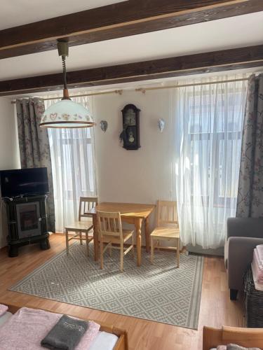 A seating area at Vidiecky dom AlexSandra - ubytovanie v súkromí