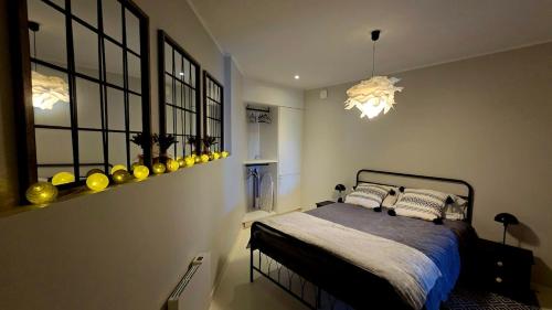 une chambre avec un lit et une fenêtre dans l'établissement Proche Saint-Émilion, confortable gîte rénové avec terrasse - 2 personnes, à Sainte-Terre