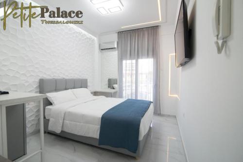 Posteľ alebo postele v izbe v ubytovaní Petite Palace Aristotelous 3