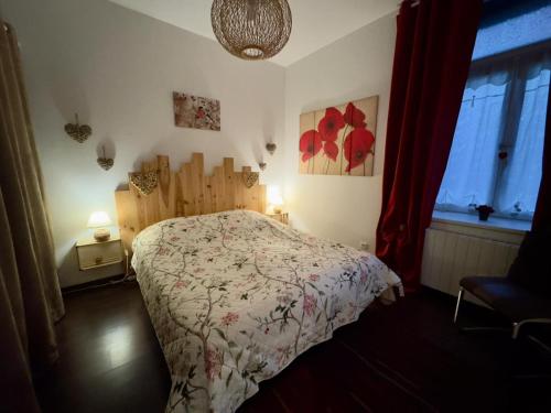 une chambre avec un lit et deux lampes et une fenêtre dans l'établissement 