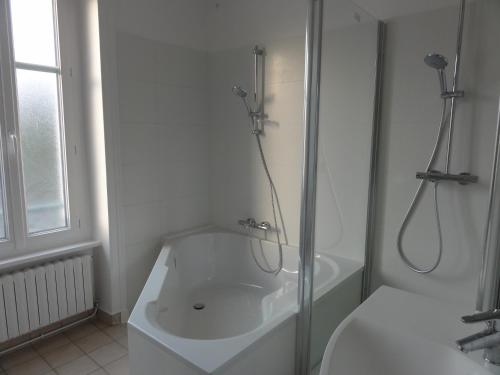 une salle de bain blanche avec douche et toilettes dans l'établissement Villa HomeMalo, à Saint-Malo