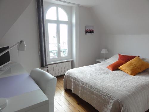 une chambre blanche avec un lit et une fenêtre dans l'établissement Villa HomeMalo, à Saint-Malo