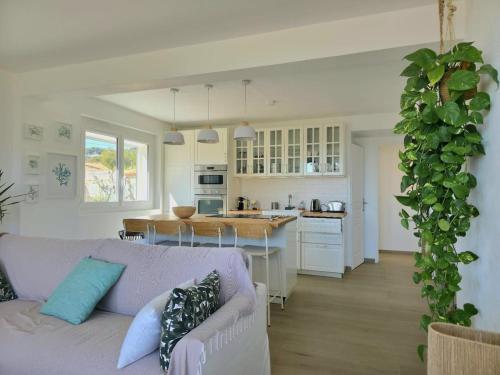 un salon avec un canapé et une cuisine dans l'établissement Casa B- Splendid rooftop overlooking the sea, à Cassis