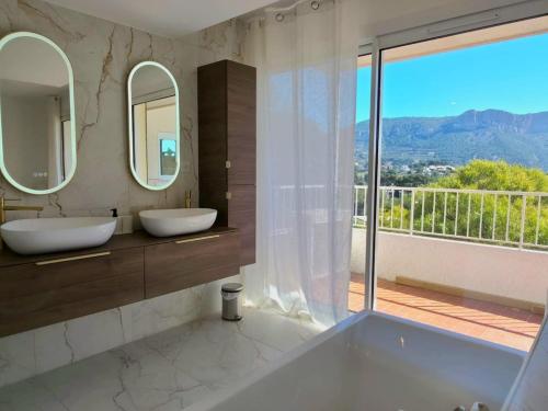 Et badeværelse på Casa B- Splendid rooftop overlooking the sea