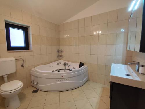 Koupelna v ubytování Villa Tramonto 4 stars, Krnica
