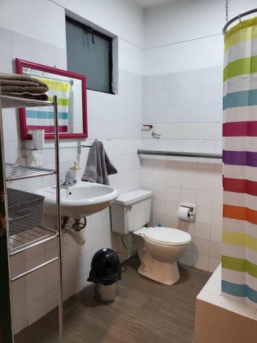 a bathroom with a toilet and a sink at Alojamiento San Francisco - Apartamentos y habitaciones in Lima