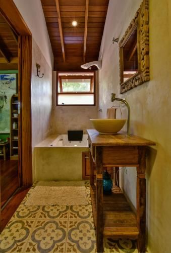 a bathroom with a sink and a tub at Espaço CurAmar - Praia de Itamambuca in Ubatuba