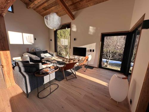 un salon avec un canapé et une table dans l'établissement Chalet Le 1853, à Chamonix-Mont-Blanc