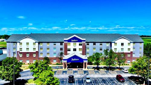 Una vista aérea de un hotel con estacionamiento. en Radisson Hotel Fairview Heights - St Louis, en Fairview Heights