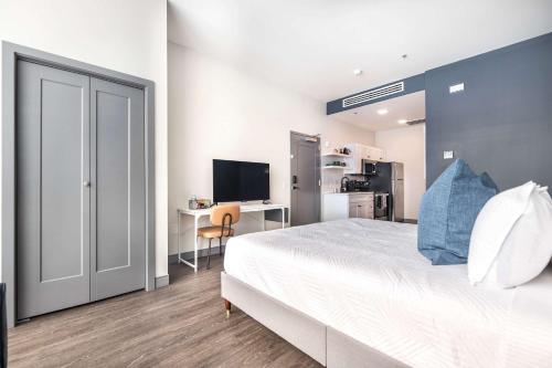 En eller flere senge i et værelse på Steps from Atrium Cozy Macon Getaway