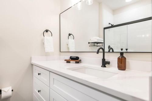 Et badeværelse på Steps from Atrium Cozy Macon Getaway