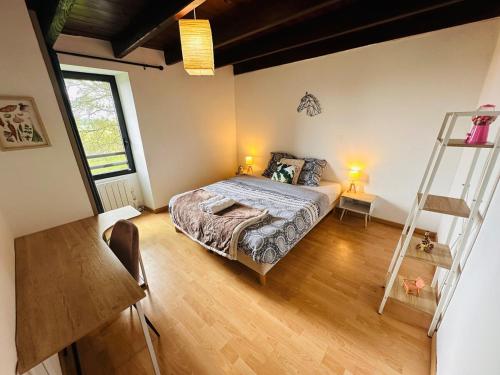 une chambre avec un lit et une échelle dedans dans l'établissement Maison au calme pour 9 personnes, à La Chapelle-de-Brain