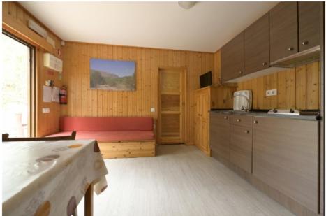 Кухня или мини-кухня в Casas da Gruta - Bungalows
