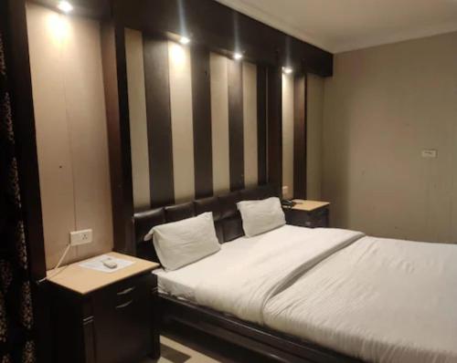 Ένα ή περισσότερα κρεβάτια σε δωμάτιο στο Hotel R S Residency